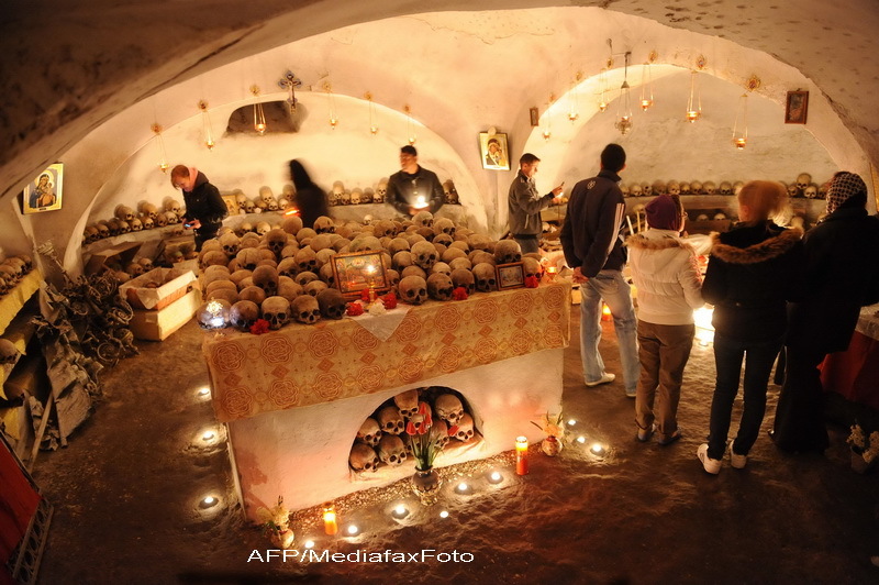 Ceremonie printre cranii. Daily Mail, despre traditia bizara de la Manastirea Pasarea - Imaginea 1