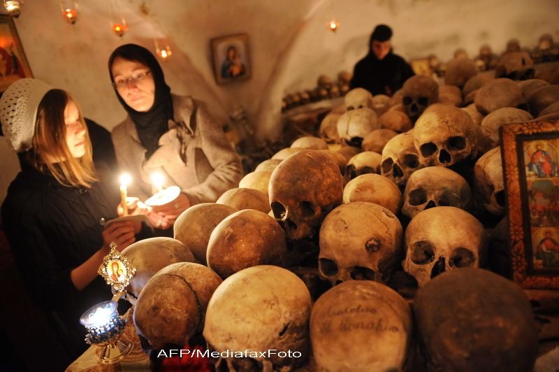 Ceremonie printre cranii. Daily Mail, despre traditia bizara de la Manastirea Pasarea - Imaginea 2