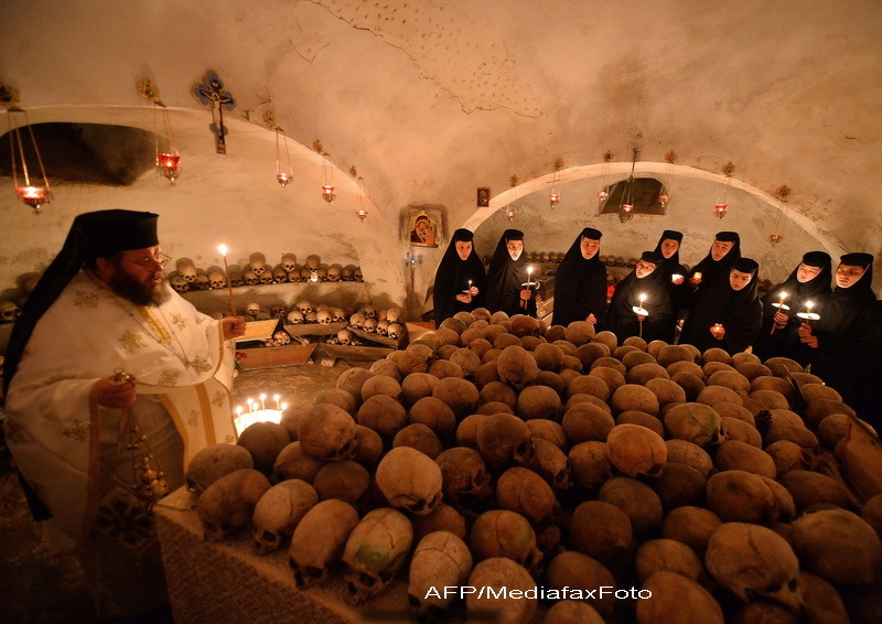 Ceremonie printre cranii. Daily Mail, despre traditia bizara de la Manastirea Pasarea - Imaginea 5