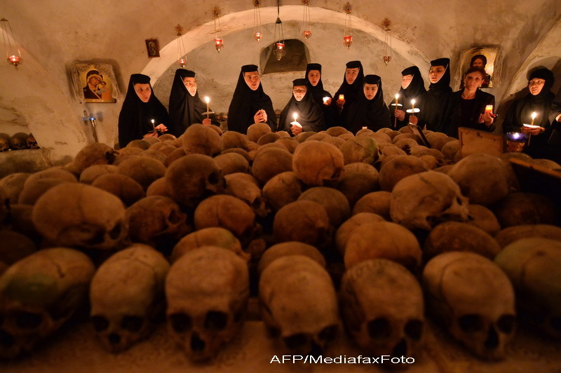 Ceremonie printre cranii. Daily Mail, despre traditia bizara de la Manastirea Pasarea - Imaginea 6