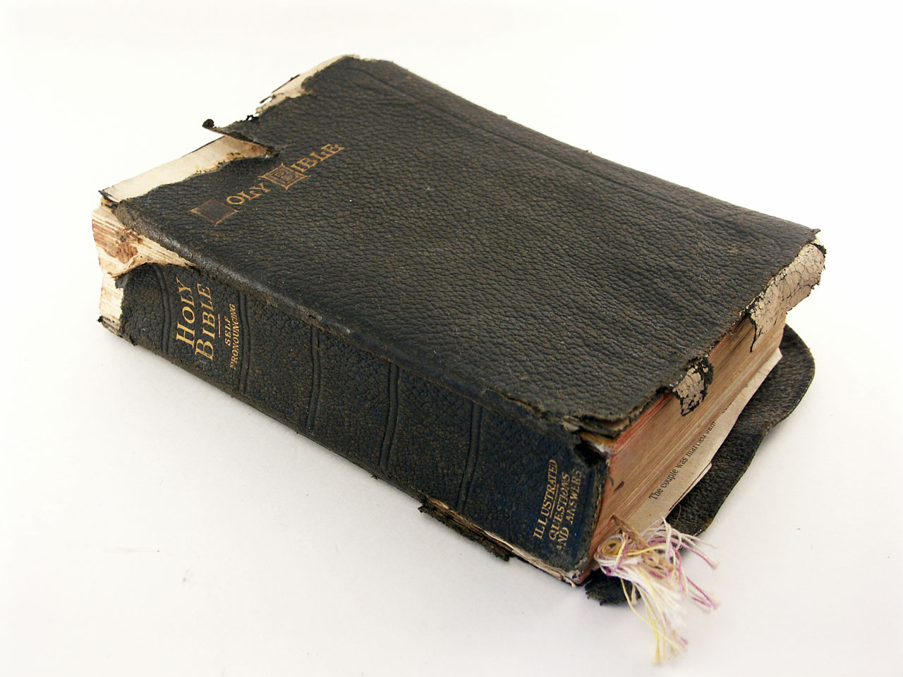 Ce a descoperit o femeie ascuns intr-o Biblie cumparata la mana a doua