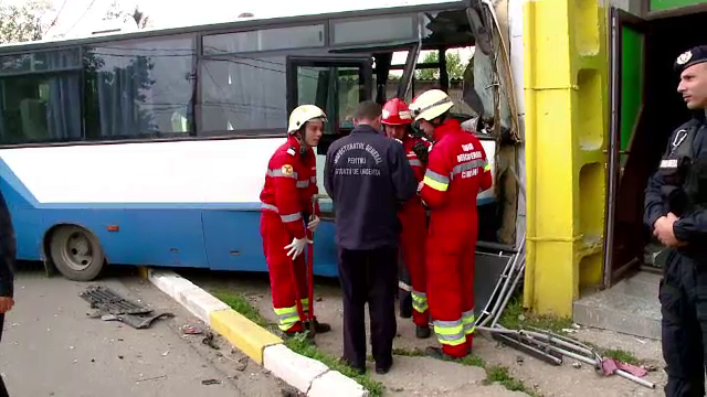 Ofiteri din Jandarmeria Romana, raniti intr-un accident, in Constanta. Autobuzul in care erau a fost proiectat intr-o casa