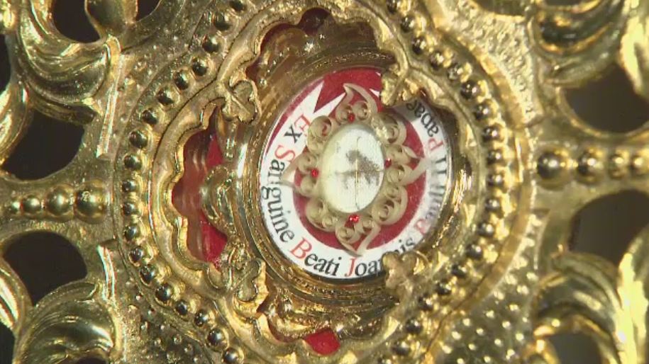 Sute de credinciosi din Blaj s-au inchinat la relicva care contine picaturi din sangele Sfantului Ioan Paul al II-lea
