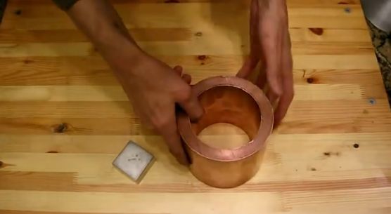 Ce se intampla cand arunci un magnet printr-un cilindru de cupru. VIDEO