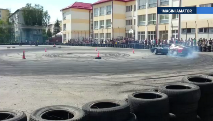 Elevii unei scoli generale din Bistrita au ramas fara teren de sport din cauza unui eveniment de drifturi auto