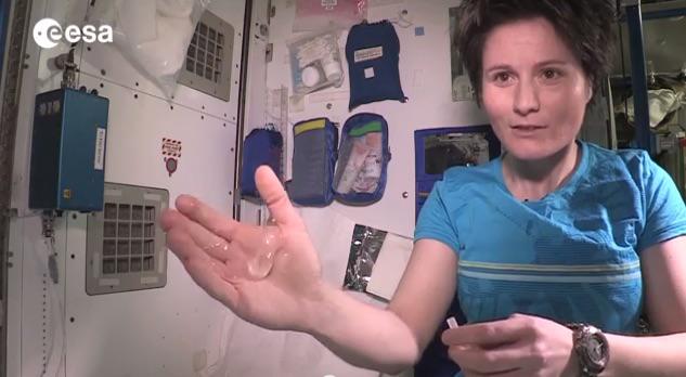 Cum iti tai unghiile in spatiu? Astronauta Samantha Cristoforetti prezinta baia de pe Statia Spatiala Internationala