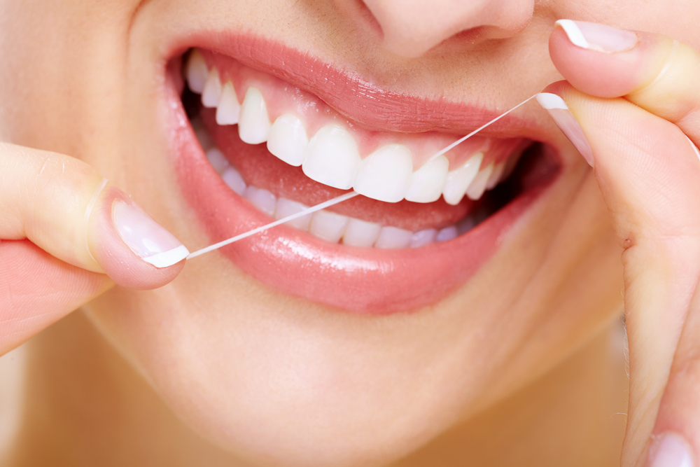 Importanta unei igiene perfecte a cavitatii orale. De ce este nevoie sa folosim neaparat ata dentara si apa de gura zilnic