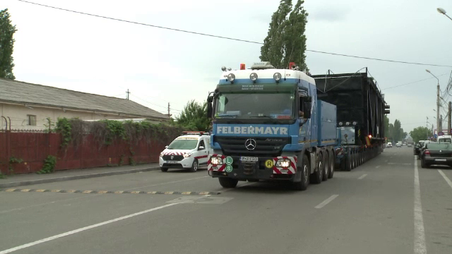 Un vehicul agabaritic a dat circulatia peste cap pe mai multe drumuri nationale. Ce transporta camionul