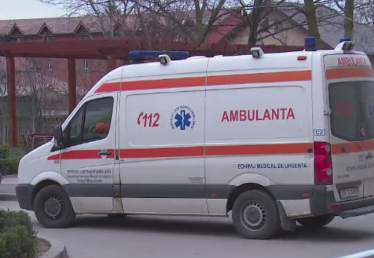 Prahova: Baiat in stare grava la spital, dupa ce a cazut de la etajul al treilea in timp ce era singur acasa