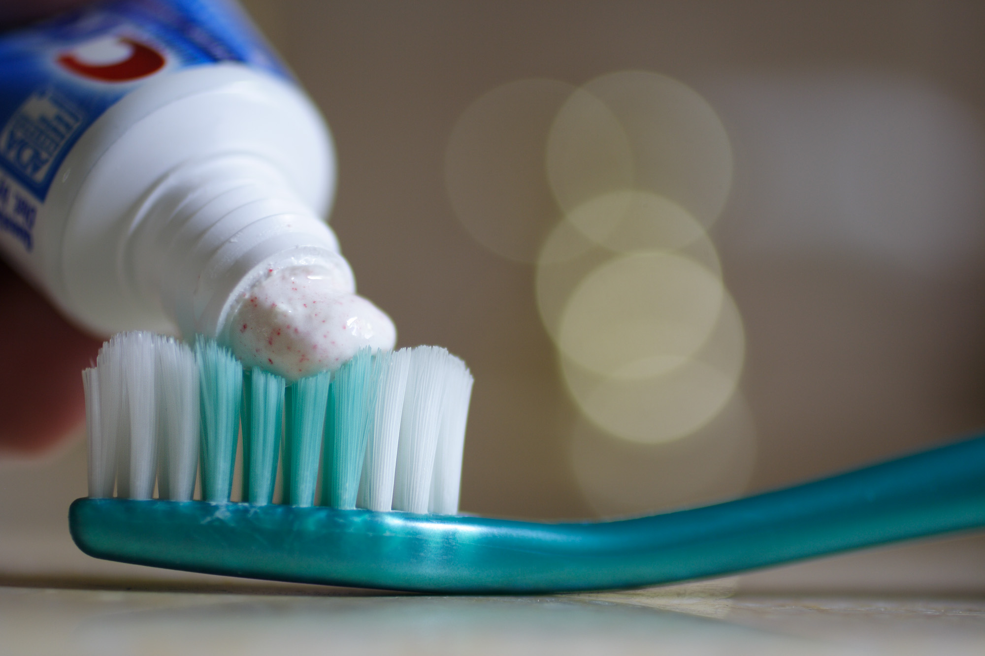 Cum va otraviti zilnic cu pasta de dinti. Substanta chimica periculoasa continuta de produsul de igiena