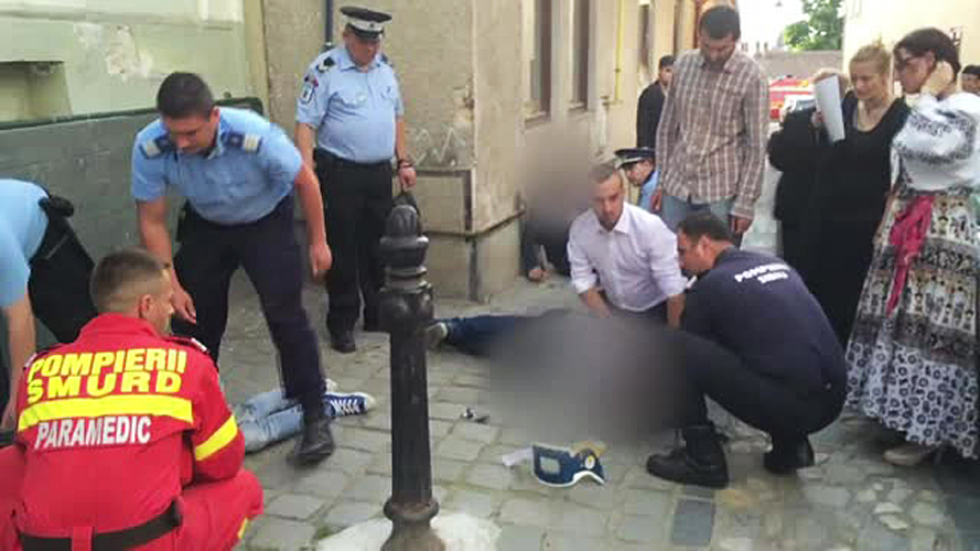 Trei tineri au cazut pe strada la Sibiu, dupa ce ar fi combinat alcool si etnobotanice. De ce medicii nu ajungeau la ei