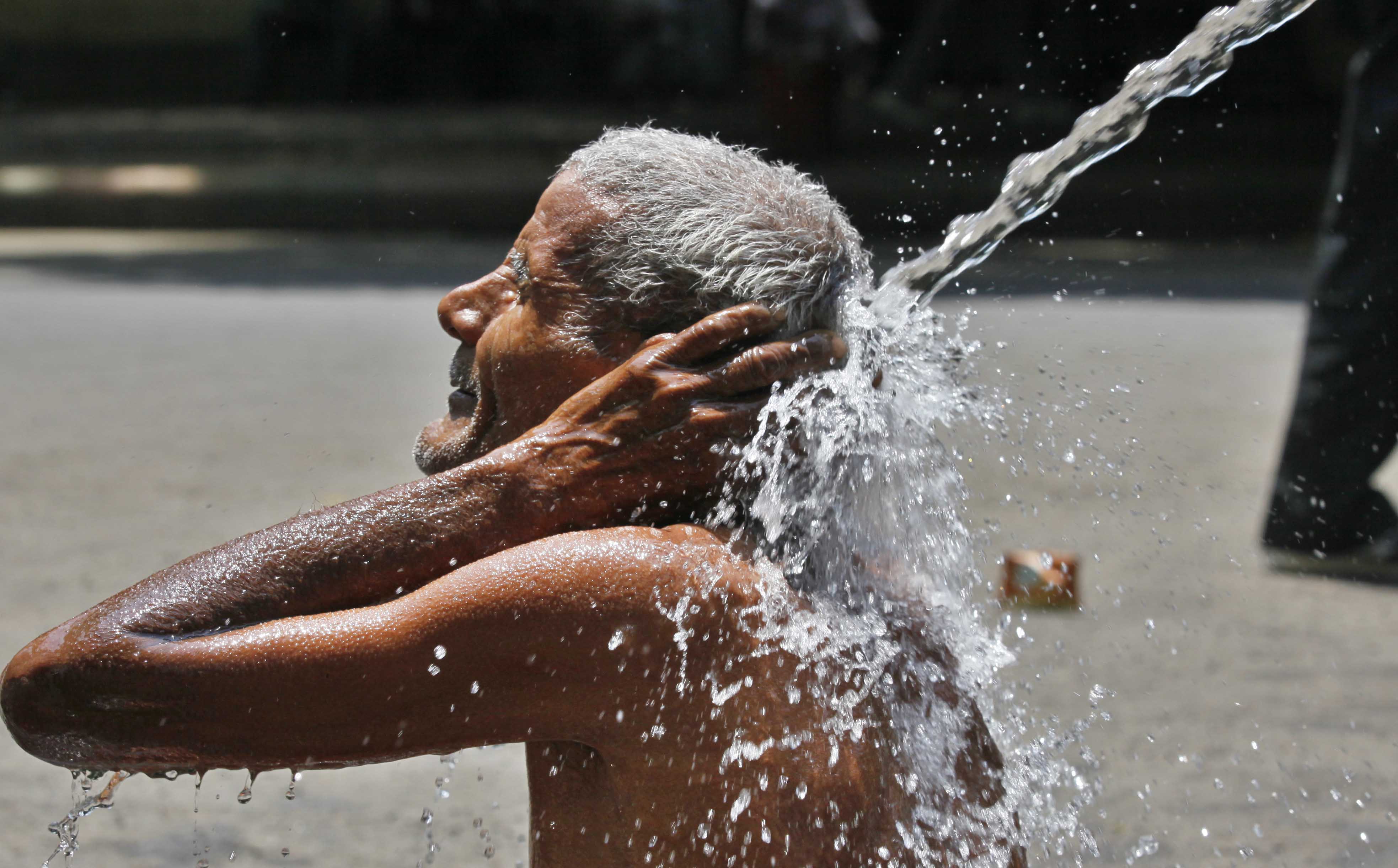 Situatie alarmanta in India: 500 de oameni au murit din cauza caldurii. Temperatura a ajuns si la 50 grade Celsius - Imaginea 3