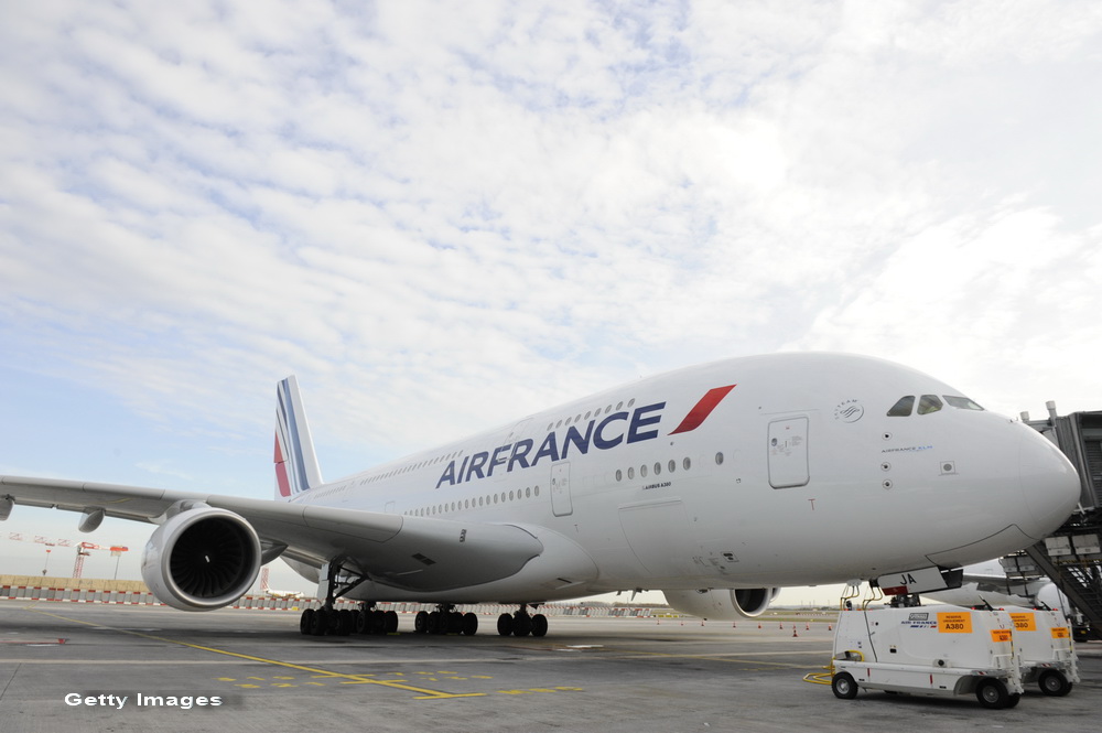 Un avion Air France care zbura spre Paris a fost deviat spre Montreal. Compania a primit o 