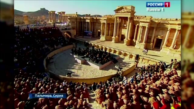 Imagini emotionante la Palmira, dupa indepartarea jihadistilor. Un dirijor a sustinut un concert simfonic, printre ruine