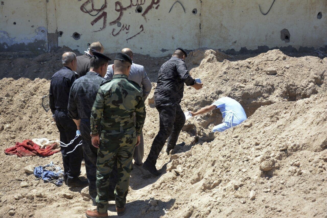 50 de gropi comune descoperite in foste teritorii controlate de ISIS, in Irak. Trei din ele, sapate pe un teren de fotbal - Imaginea 1