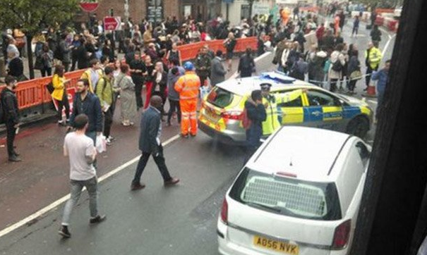 Alerta cu bomba, in Londra, dupa ce un pachet suspect a fost gasit intr-un autobuz. Oamenii s-au panicat si au luat-o la fuga