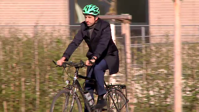 Vine la munca pe bicicleta si nu lasa niciun cartier nou fara verdeata. Ce putem invata de la primarul ecologist din Tubingen