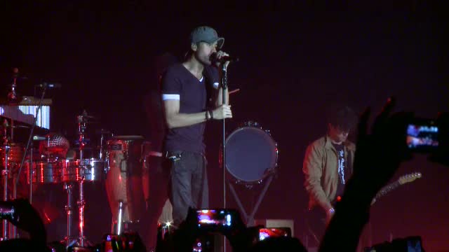 Enrique Iglesias a facut spectacol la concertul din Capitala. Pe cine a invitat alaturi de el pe scena