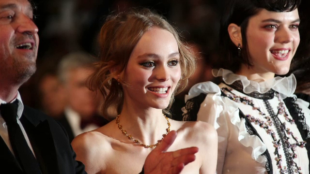 Fiica lui Johnny Depp este de o frumusete rapitoare. Aparitia senzationala a lui Lily-Rose de la Cannes