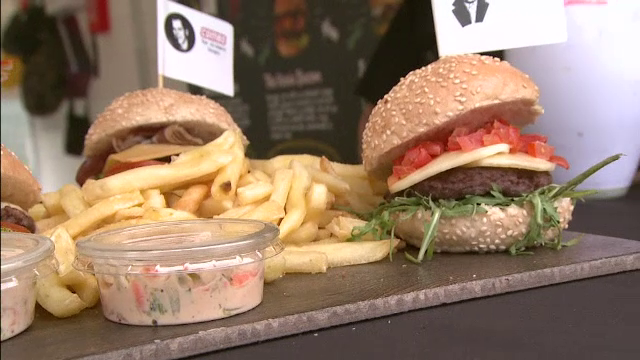 Burgerfest a strans zeci de bucatari din toata tara. Cum se prepara hamburgerii cu pere sau cu peste si mamaliga