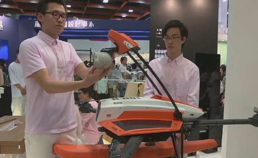 Tomberonul cu robinet, drona de salvare sau bratara speciala pentru sofer, expuse la cel mai mare targ de inventii din Taiwan