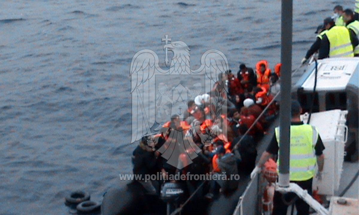 46 de migranti salvati de politistii de frontiera romani din Marea Egee. Traficant de persoane arestat in operatiune. VIDEO