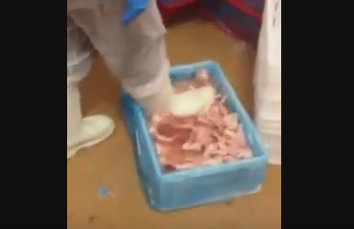 Inregistrare revoltatoare. Angajatii unei fabrici dezgheata carnea de pui cu PICIOARELE. VIDEO