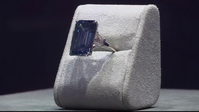 Cel mai mare diamant albastru scos vreodata la licitatie a mai doborat un record. Suma uriasa pentru care a fost cumparat
