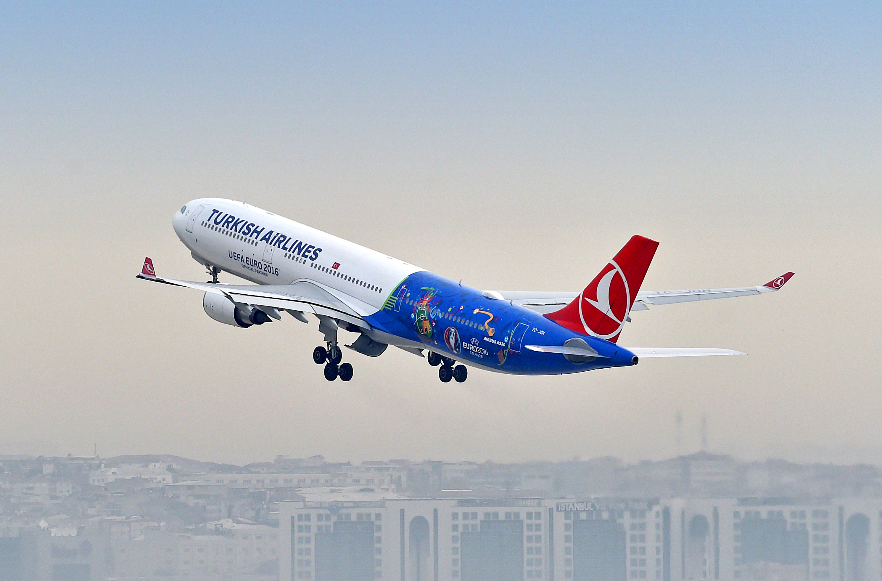 Un avion al Turkish Airlines, evacuat dupa gasirea unei note de amenintare privind un atac cu bomba