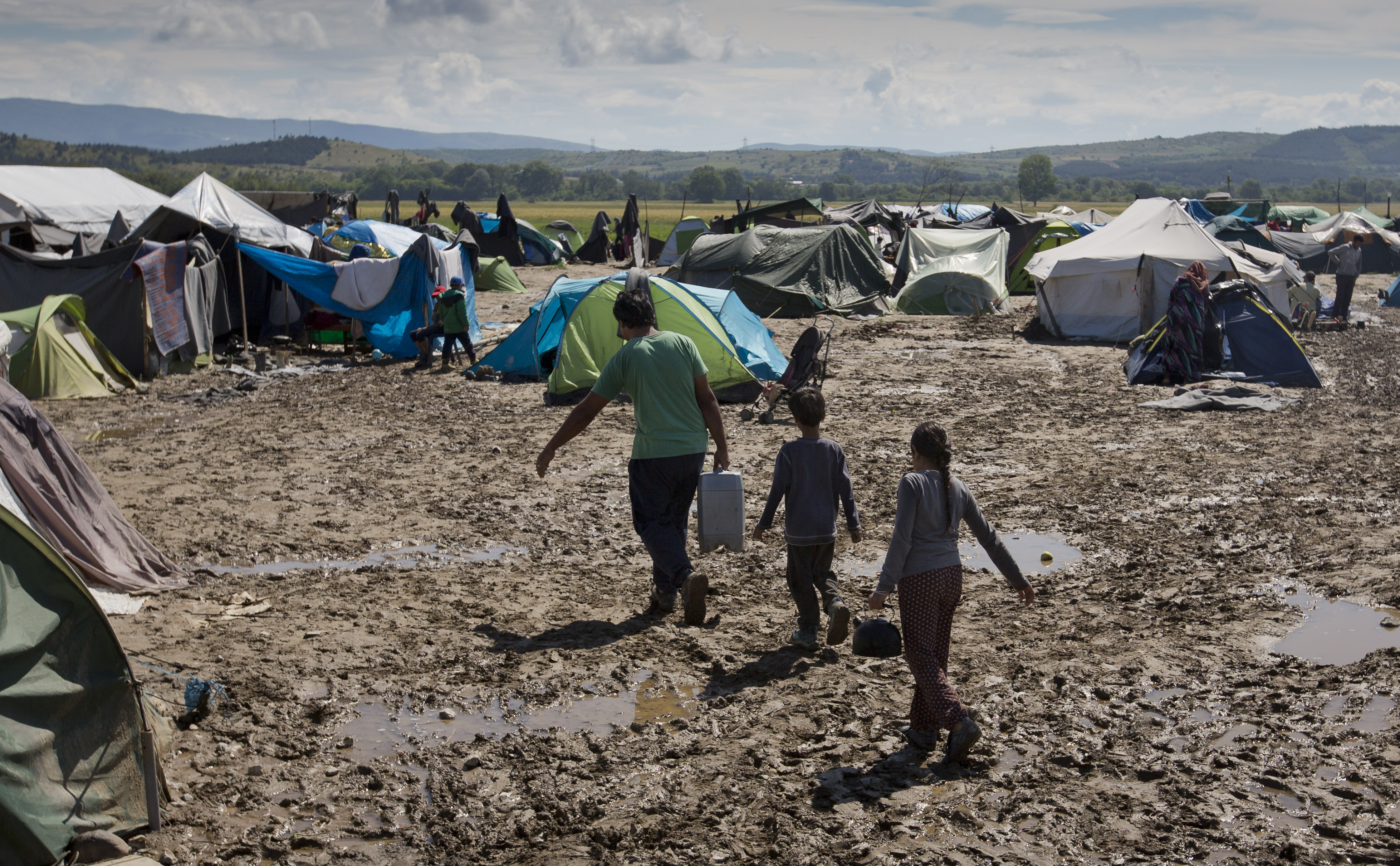 Grecia a inceput EVACUAREA refugiatilor din tabara de la Idomeni. Mesajul de pe autocarele ce au transportat 800 de migranti - Imaginea 2
