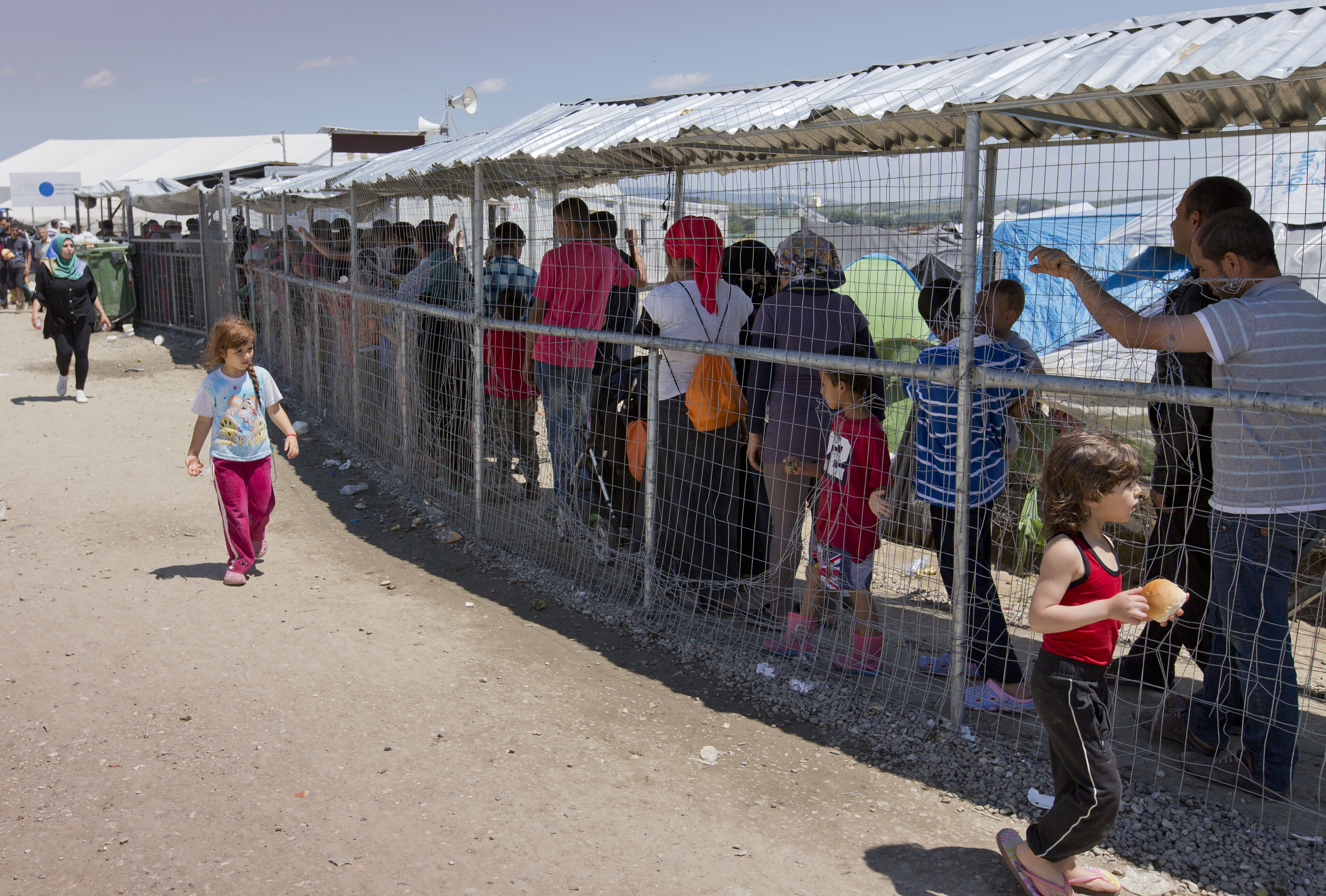 Grecia a inceput EVACUAREA refugiatilor din tabara de la Idomeni. Mesajul de pe autocarele ce au transportat 800 de migranti - Imaginea 3