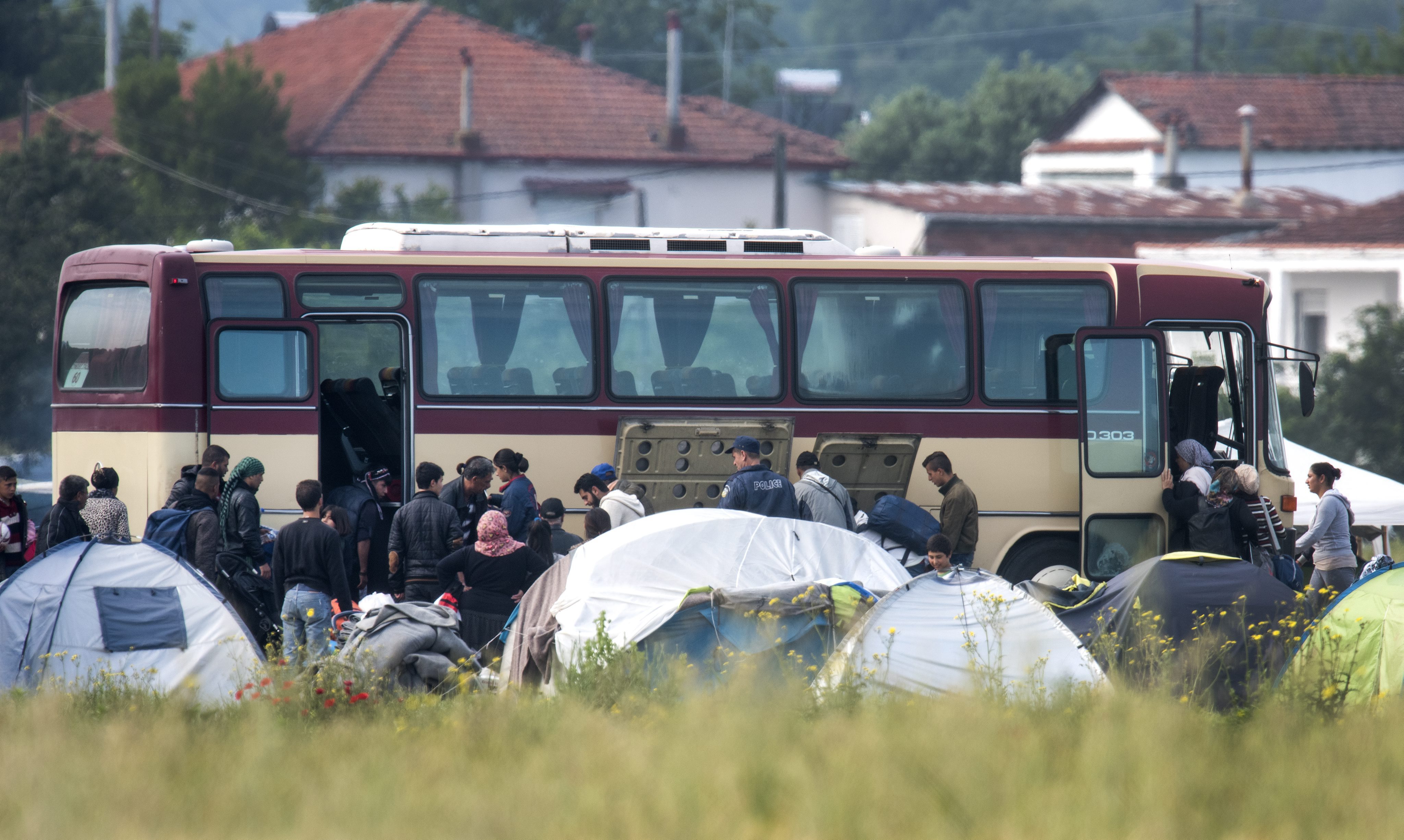 Grecia a inceput EVACUAREA refugiatilor din tabara de la Idomeni. Mesajul de pe autocarele ce au transportat 800 de migranti - Imaginea 15