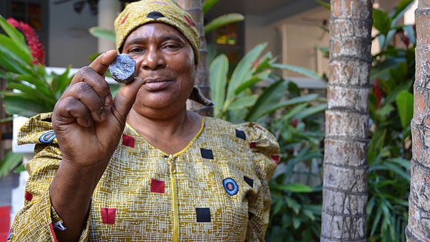 O femeie din Africa a pretins timp de 10 ani ca este barbat, pentru a putea lucra in mina. 