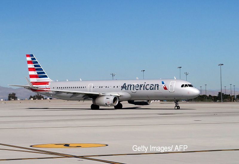 Un pasager a fost lipit cu banda adeziva de scaun, dupa ce a facut scandal in timpul unei curse American Airlines