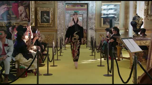 Prezentare de moda excentrica organizata de Gucci. Printre vedete, Elton John, Jared Leto si Kirsten Dunst