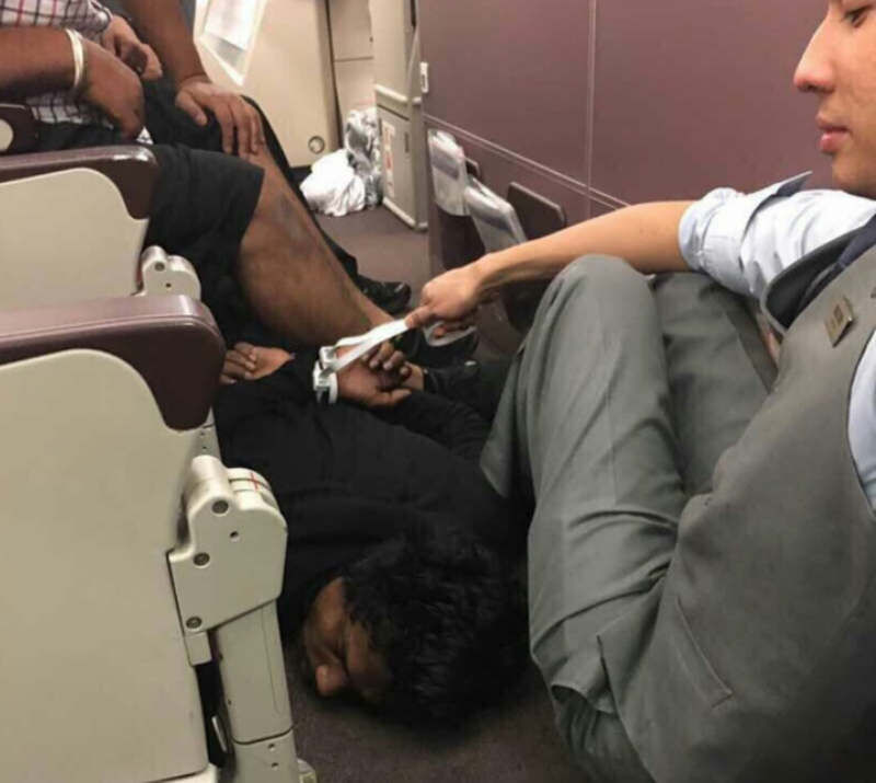 Panica printre pasagerii unui zbor Malaysia Airlines. Un barbat a vrut sa intre peste piloti si a amenintat ca are o bomba