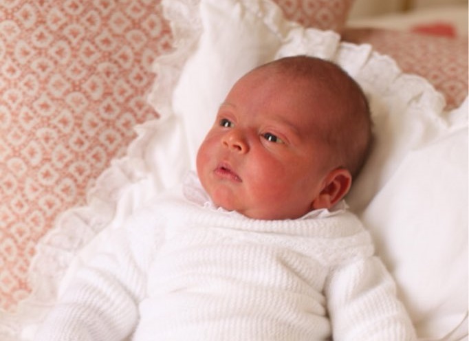 Primele fotografii oficiale cu Louis, al treilea copil al prinţului William şi ducesei Kate