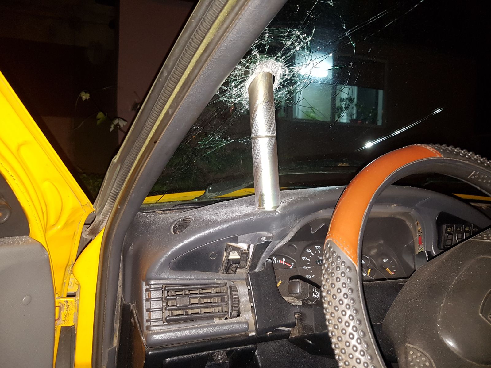 Maşină distrusă de un cilindru misterios din metal, în Craiova. Oamenii cred că e o armă