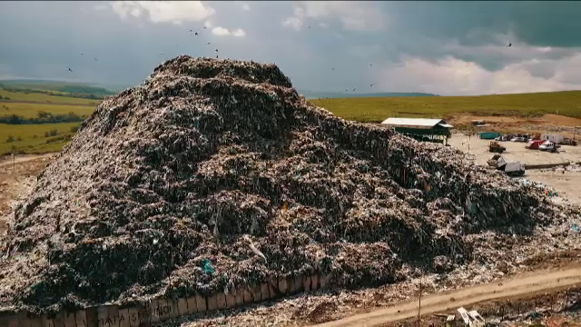 O mare de peturi, noxe şi otrăvuri aruncate în aer, imaginea care va costa România sute de mii de euro pe zi