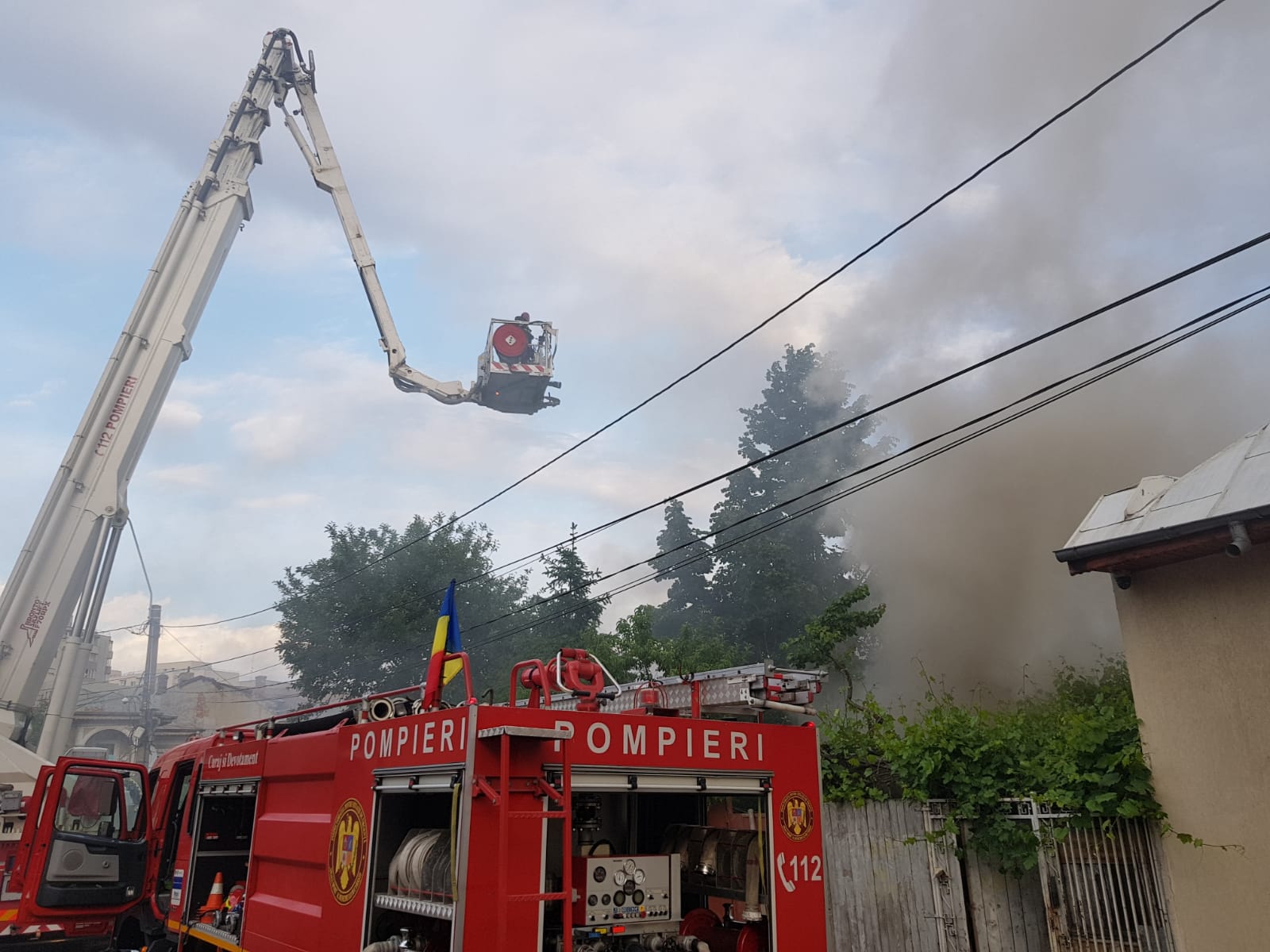 Incendiu violent într-un bloc din Arad. Un bărbat a murit și trei persoane au fost intoxicate