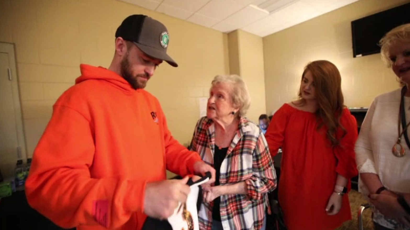 Îndrăgostită de Justin Timberlake, o bătrânică a reușit să-l întâlnească. Ce i-a cerut artistului