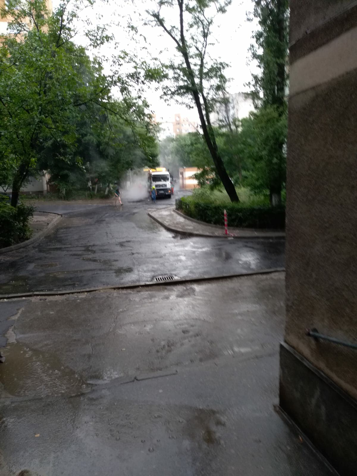Asfaltare ”în stil românesc” în Sectorul 6, pe o ploaie torențială