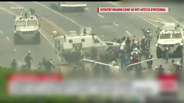 Lupte între susținătorii lui Maduro și Guaido. Mașinile armatei au trecut peste oameni - Imaginea 1