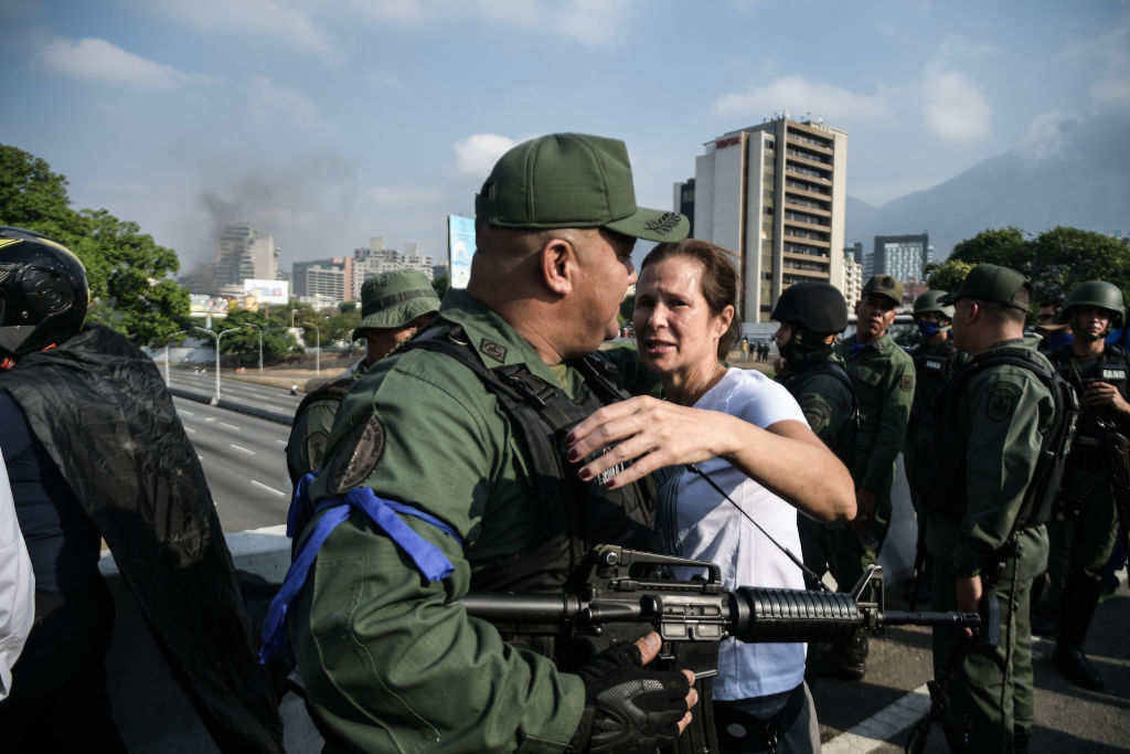 Lupte între susținătorii lui Maduro și Guaido. Mașinile armatei au trecut peste oameni - Imaginea 5