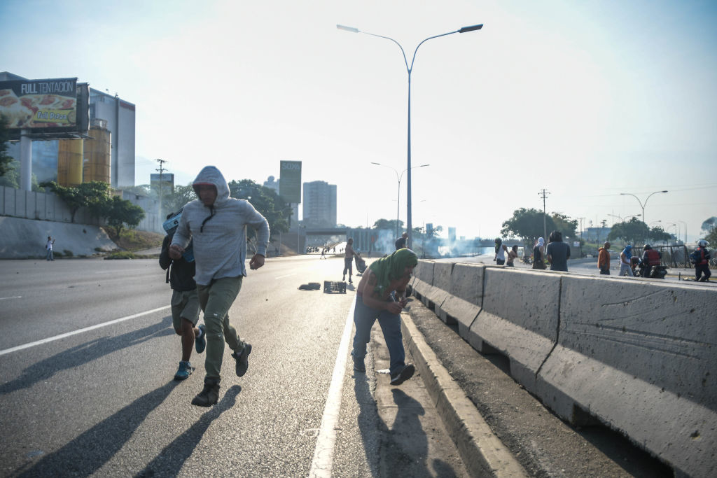 Lupte între susținătorii lui Maduro și Guaido. Mașinile armatei au trecut peste oameni - Imaginea 2