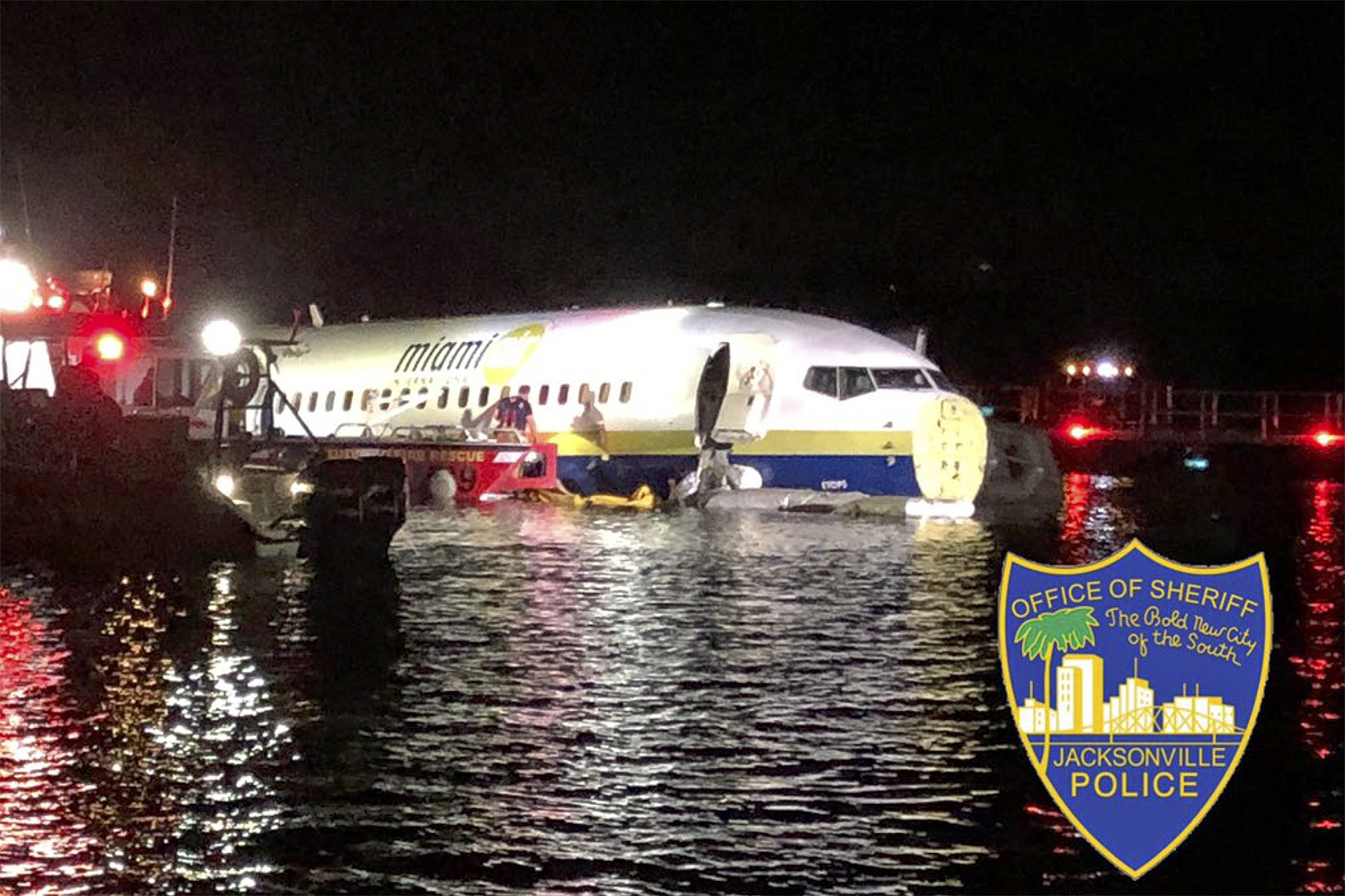 Un Boeing 737 cu 143 de oameni la bord a ieşit de pe pistă şi a ajuns în râu