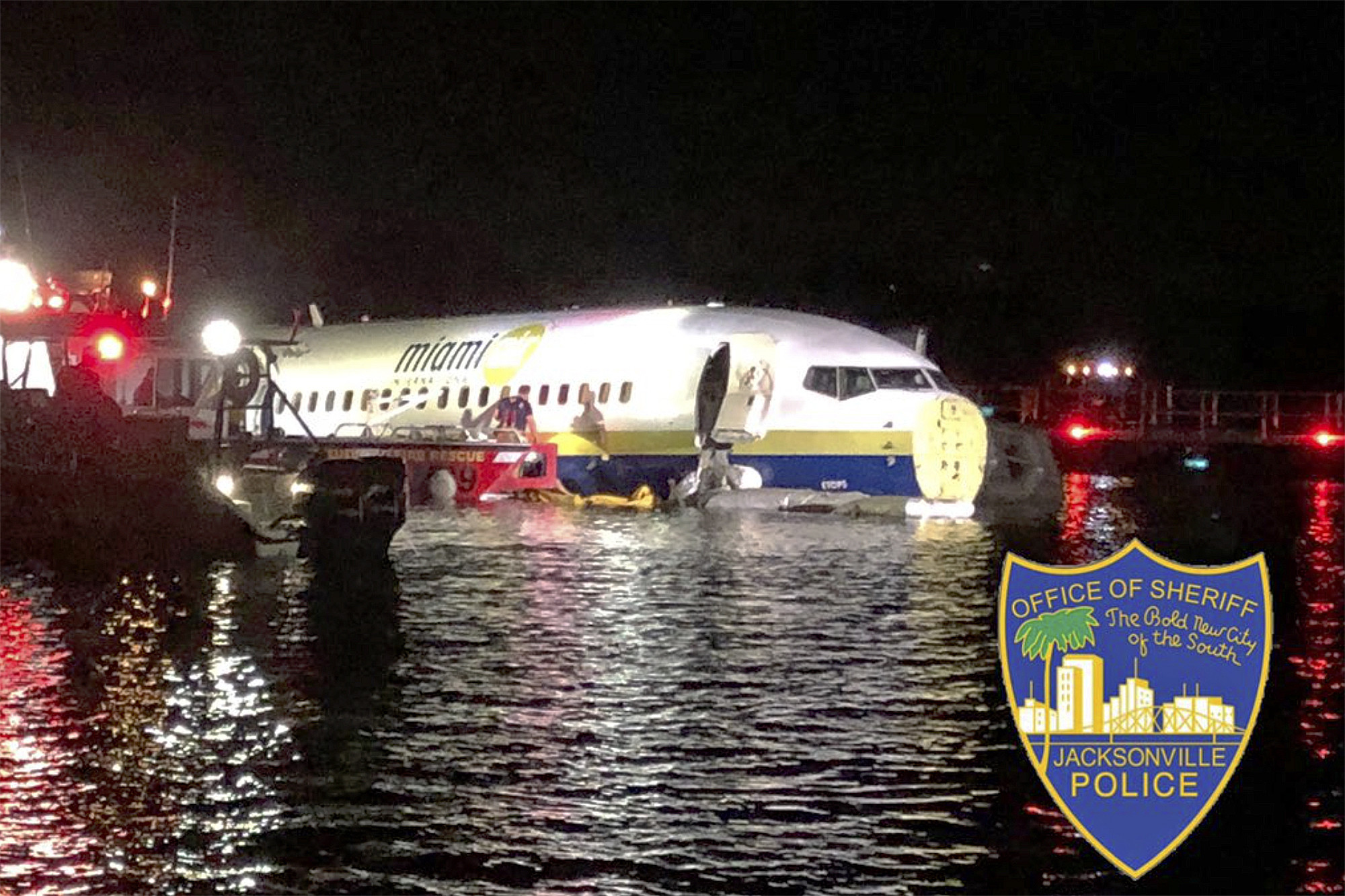 Cum s-au salvat pasagerii după ce un Boeing 737 a aterizat pe un râu. ”Este un miracol” - Imaginea 2