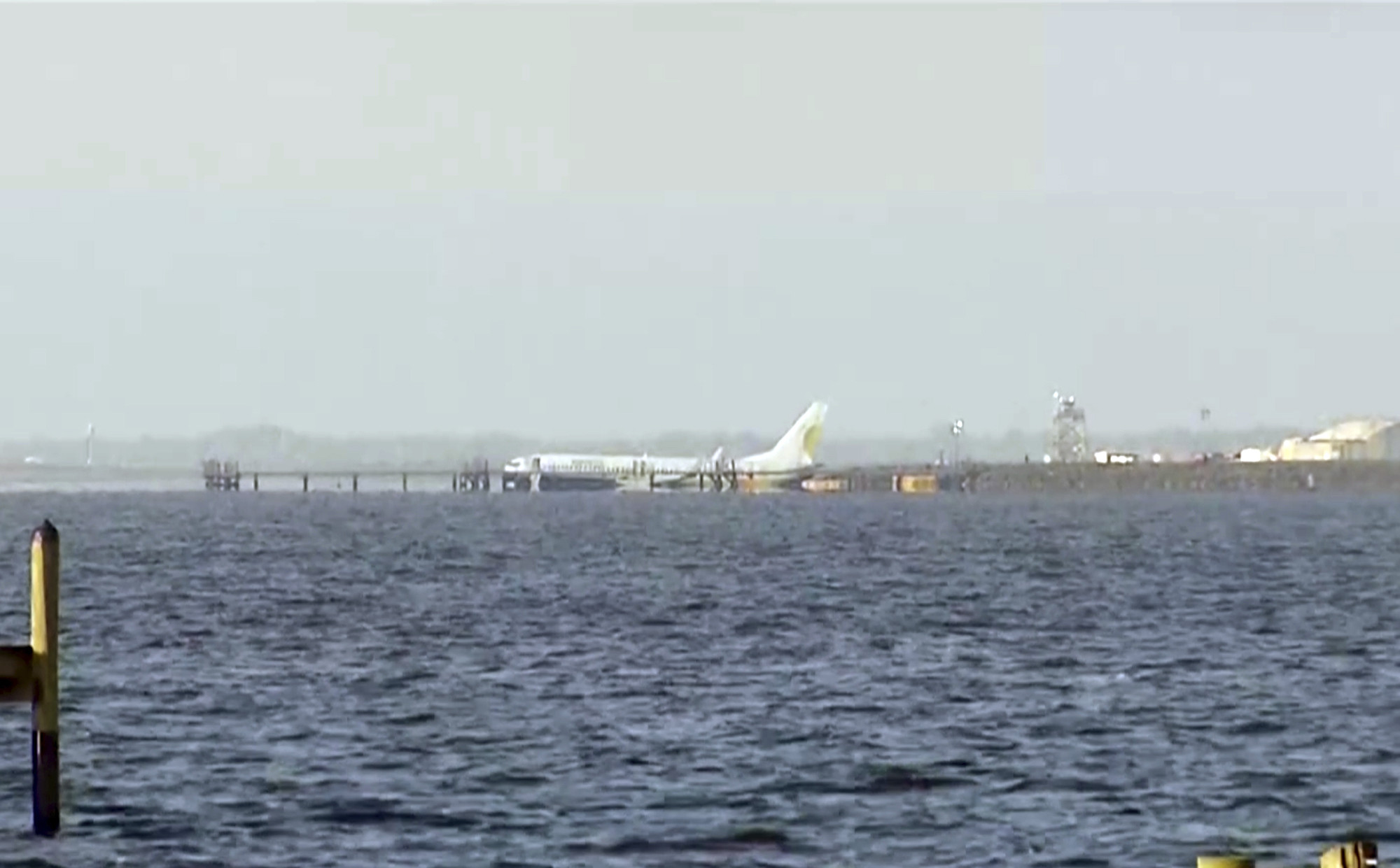 Cum s-au salvat pasagerii după ce un Boeing 737 a aterizat pe un râu. ”Este un miracol” - Imaginea 3