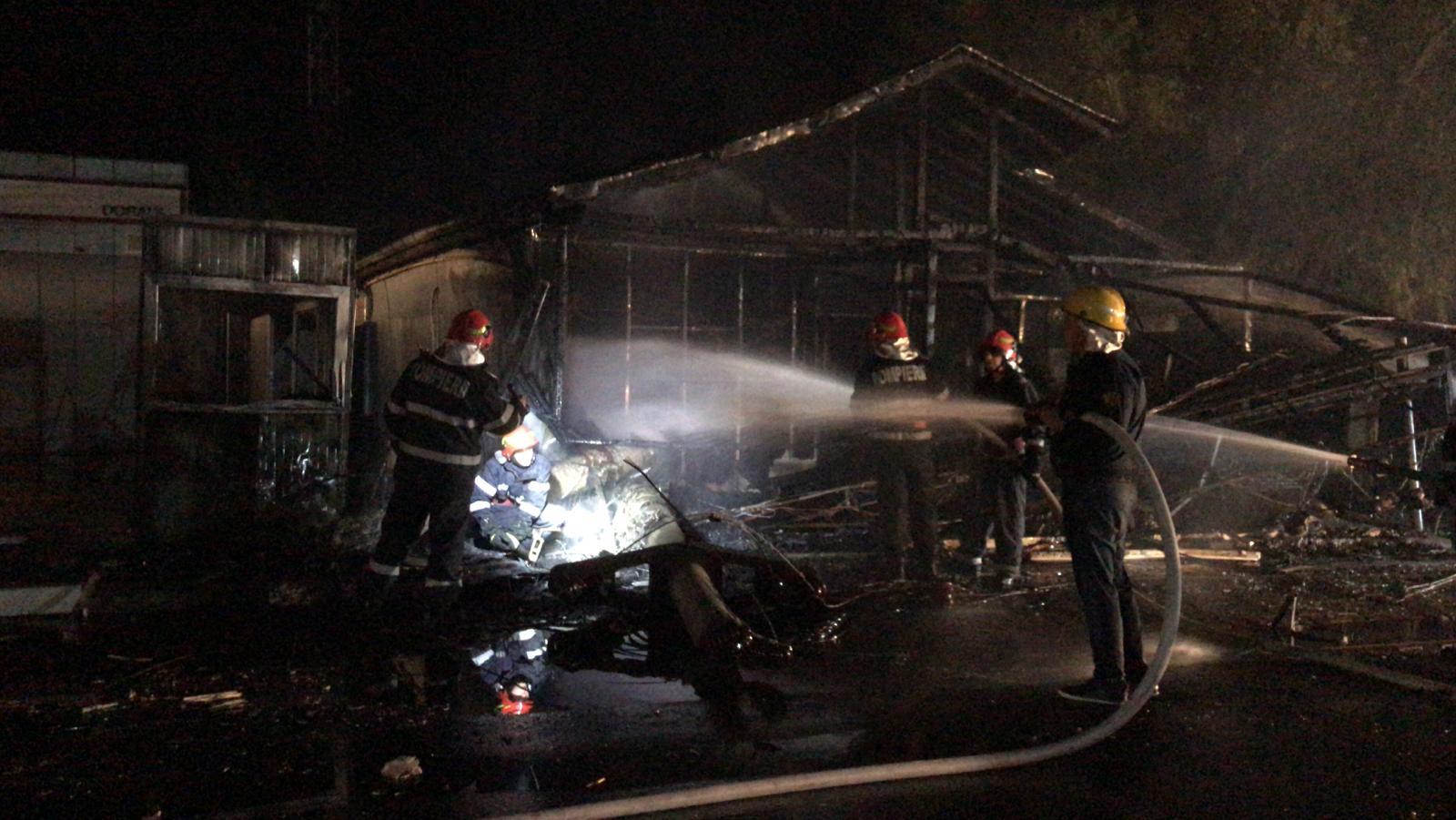 Incendiu la un restaurant în Afumați. O mașină a intrat într-o țeavă de gaze - Imaginea 1