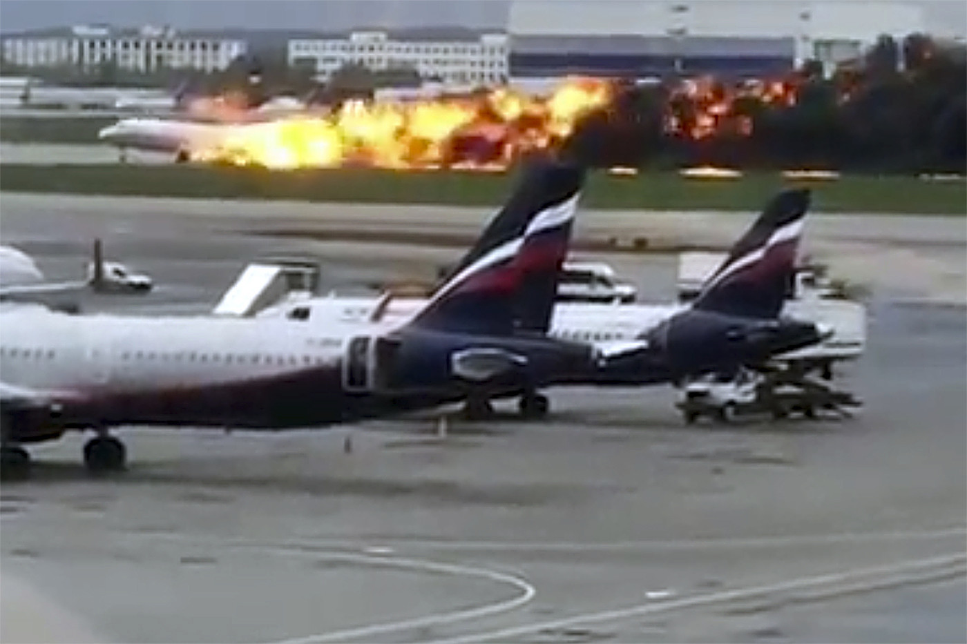 Avionul cu pasageri care a luat foc pe aeroport în Moscova. Bilanțul morților revizuit la 41 - Imaginea 1